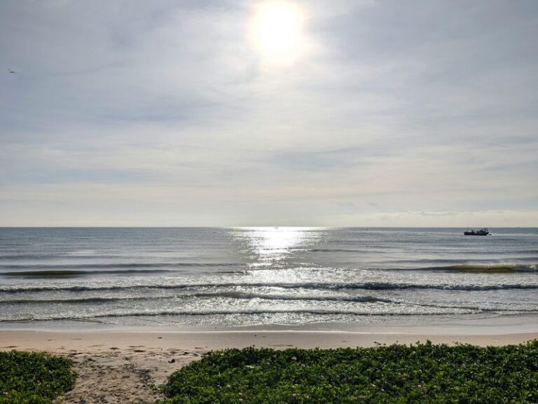 Wie sehen Licht am Horizont. Die Sonne geht und wir sehen einen Weg vor uns. Das bewegtes Wasser symbolisiert Veränderung. Caroline Schmitt bietet an Gelassenheit zu lernen.