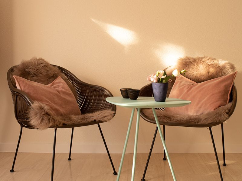 zwei gemütliche Stühle in dem freundlichen Coaching-Raum, die zum ganzheitlichen Coaching in Ludwigsburg einladen. Caroline Schmitt bietet dir einen Platz in einem hellen Raum an.