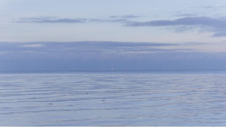 Ruhiger Meereshorizont als Symbol für innere Klarheit und die Wirkung von Worten auf das Erleben
