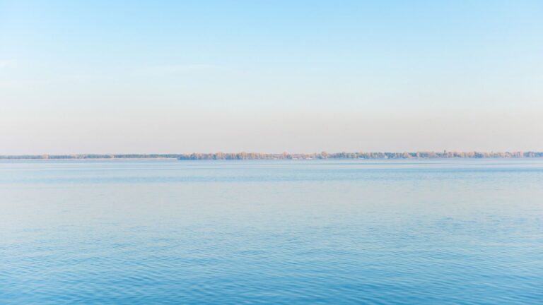 Ruhige Wasserlandschaft als Symbol für Nervensystem-Regulation und innere Balance